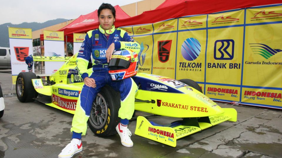 Alexandra Asmasoebrata, pembalap wanita pertama Indonesia. Copyright: © Internet